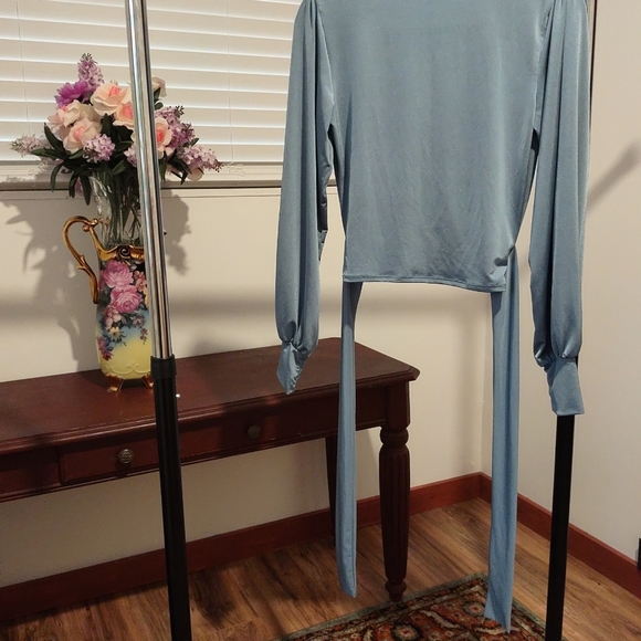 Sexy Women's Cropped Tops Large With Solid Front Tie - Picture 4 of 13